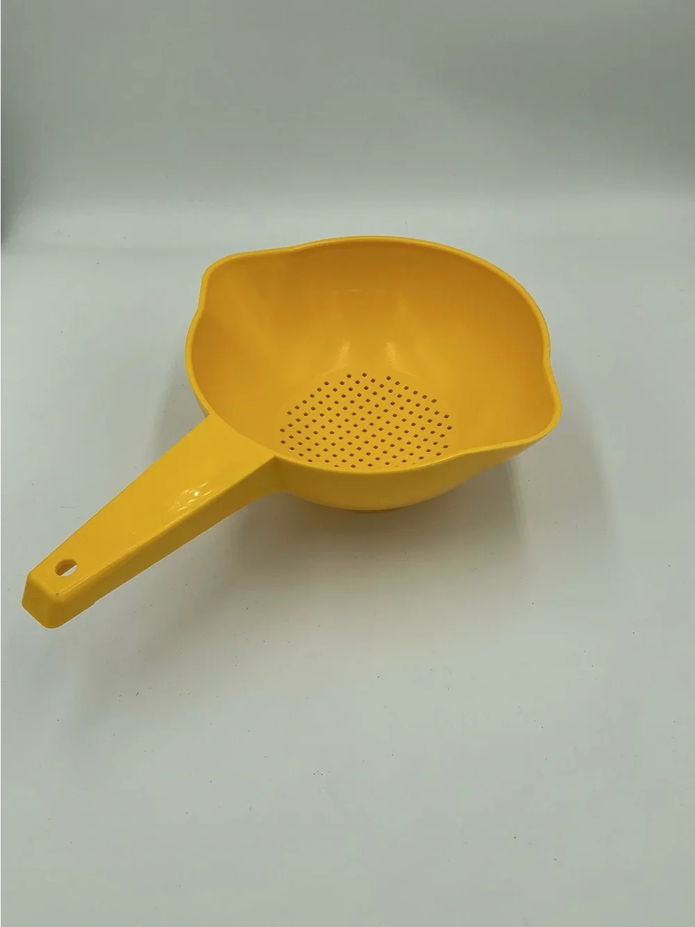 Vintage Tupperware Yellow 1 quart Kitchen Colander Strainer W/Handle 1200
